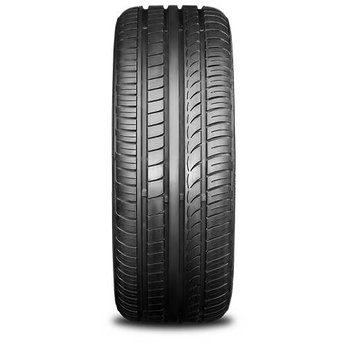 Vorderansicht eines schwarzen Autoreifens mit symmetrischem Profilmuster auf einfachem schwarzem Hintergrund.