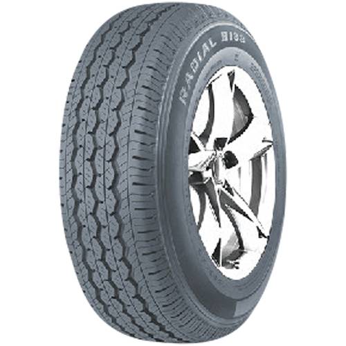 Einzelner Autoreifen mit Leichtmetallrad auf schwarzem Hintergrund, in schrägem Winkel dargestellt.