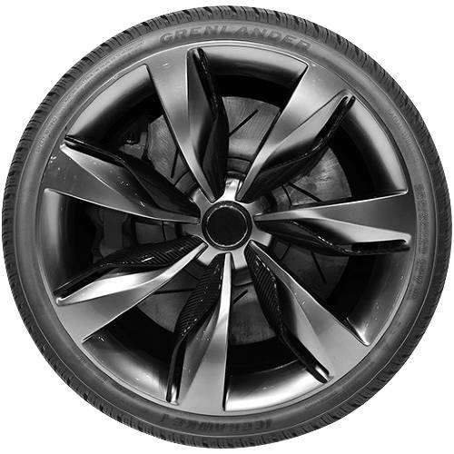 Nahaufnahme eines schwarz-silbernen Autoreifens mit einer sportlichen mehrteiligen Felge und einem Reifen auf einem einfachen dunklen Hintergrund.