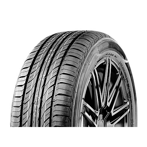 Nahaufnahme eines Autoreifens mit Leichtmetallrad, vor schwarzem Hintergrund dargestellt.