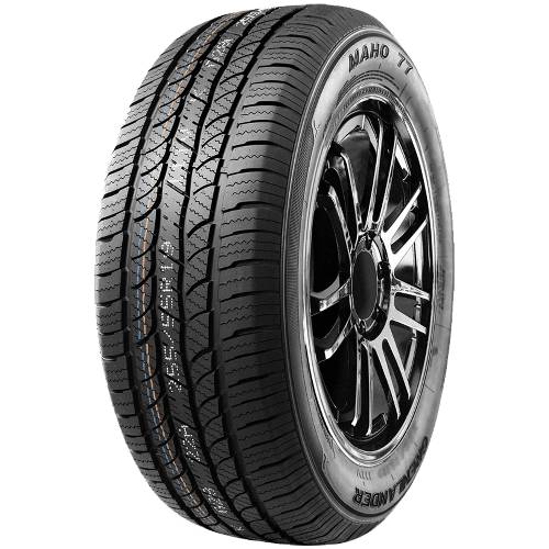 Schwarzer Autoreifen mit Leichtmetallrad auf einfachem schwarzem Hintergrund, in schrägem Produktblickwinkel gezeigt.