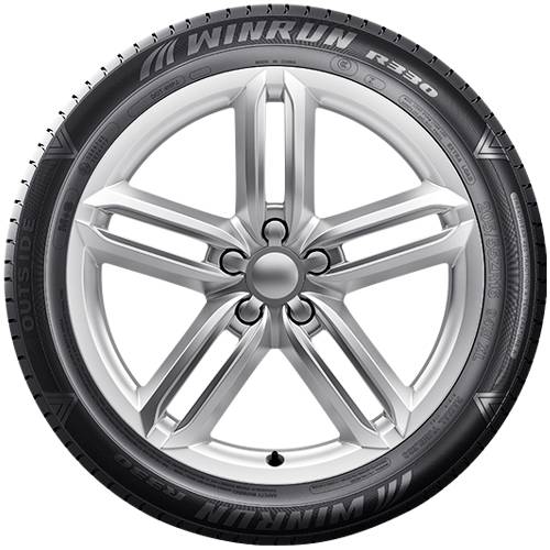 Silbernes fünfspeichiges Leichtmetallrad mit schwarzem WINRUN R330-Reifen, frontal vor dunklem Hintergrund fotografiert.