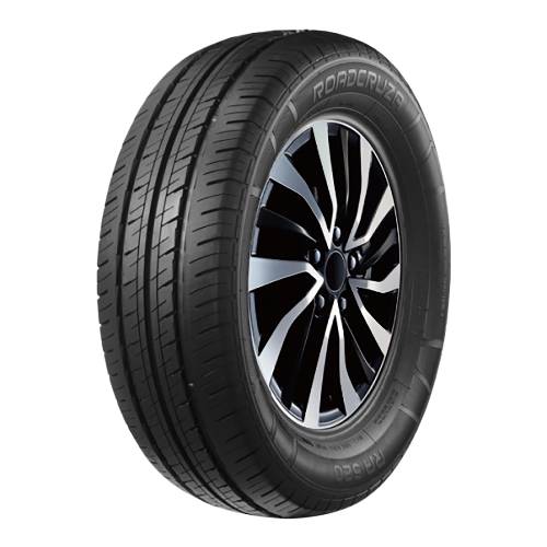 Schwarzer Autoreifen mit Leichtmetallrad auf einfachem schwarzem Hintergrund, in einer produktstilisierten Ansicht dargestellt.