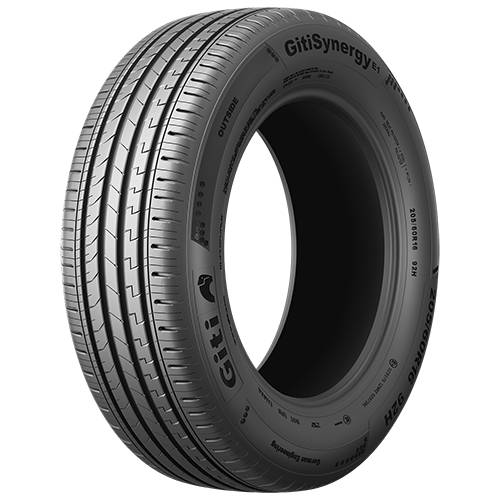 Giti Synergy E1 Autoreifen in Silber, gezeigt in angewinkelter Produktansicht auf schwarzem Hintergrund, hervorhebend Profildesign und Seitenwand-Branding.