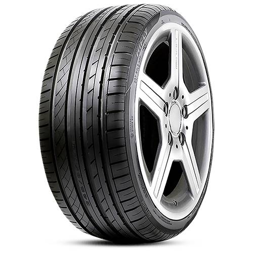 Silberlegierungsrad mit schwarzem Autorreifen auf einfachem schwarzem Hintergrund.