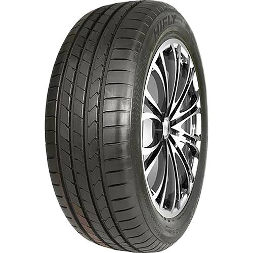 Ein Autoreifen mit einem schwarzen und silbernen Leichtmetallrad, isoliert auf dunklem Hintergrund dargestellt.