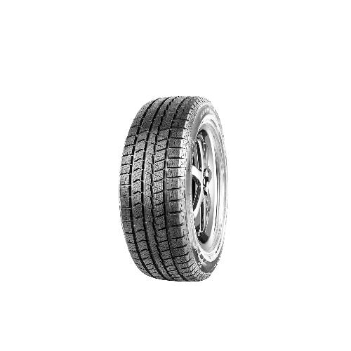 Ein einzelner Winterreifen mit tiefem Profil, angewinkelt auf schwarzem Hintergrund gezeigt.