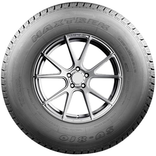 Nahaufnahme einer schwarzen Leichtmetallfelge mit einem Maxtraxer 018-S-Reifen auf einem schlichten dunklen Hintergrund.