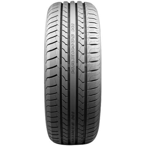 Frontansicht eines Autoreifens mit dem sichtbaren Laufflächenprofil und der Seitenwand vor schwarzem Hintergrund, beschriftet mit „MAXXIS 620