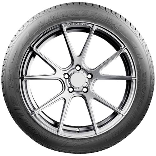 Nahaufnahme eines Autoreifens und einer Felge mit silbernem Mehrfachspeichen-Leichtmetallrad vor schwarzem Hintergrund.