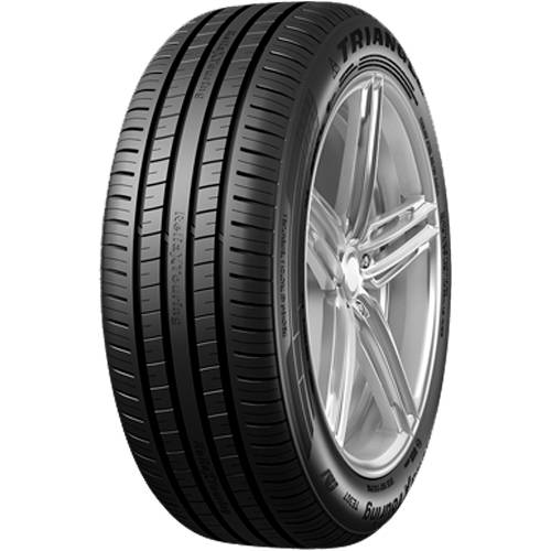 Nahaufnahme eines schwarzen Autoreifens, montiert auf einer silbernen Leichtmetallfelge, vor einem einfachen dunklen Hintergrund gezeigt.