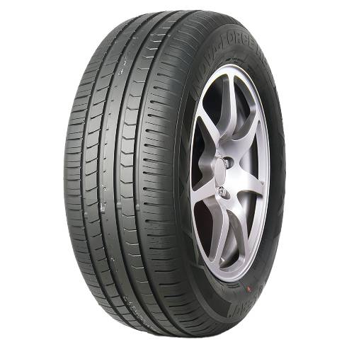 Silberlegiertes Rad und schwarzer Autoreifen auf einfachem schwarzem Hintergrund, angewinkelt, um Profil und Felgendetails zu zeigen.