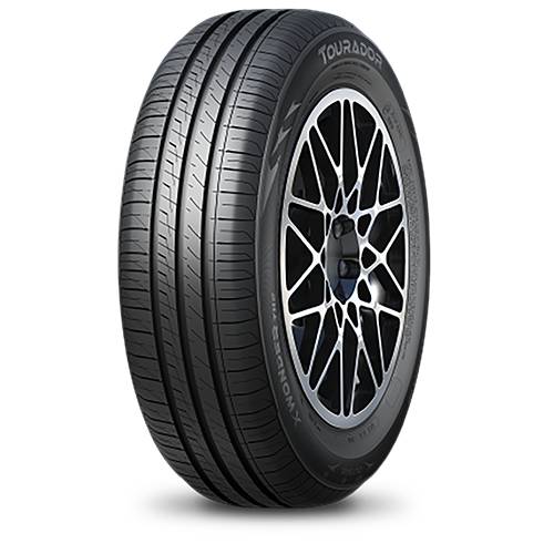 Schwarzer TOURADOR-Autoreifen in Profilansicht auf schwarzem Hintergrund, wobei das Profilmuster und das Design der Leichtmetallfelge hervorgehoben werden.