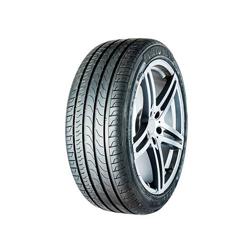 Schwarzer Autoreifens mit silbernem Leichtmetallrad auf einfachem schwarzem Hintergrund.