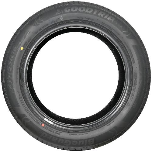 Schwarzer Goodyear-Reifen von vorne gezeigt, zentriert vor schwarzem Hintergrund mit sichtbarem Profil und Seitenwand-Branding.