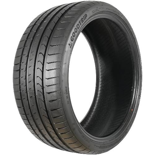 Schwarzer Goodyear Eagle-Autoreifen, gezeigt in Dreiviertelperspektive auf schwarzem einfachen Hintergrund.
