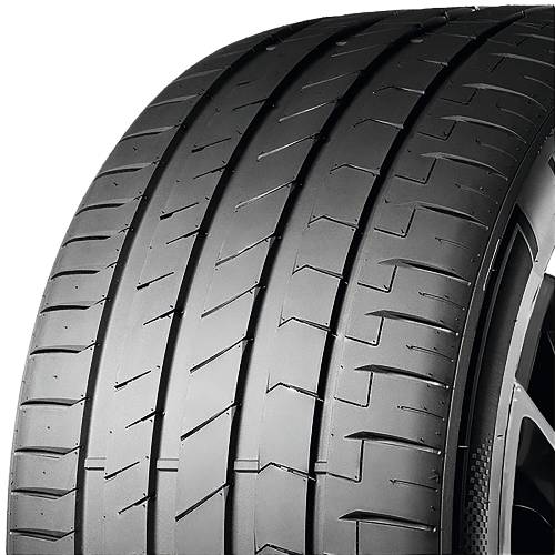 Nahaufnahme einer Autoreifenlauffläche, die tiefe Rillen und geringen Verschleiß auf einem schwarzen Reifen vor dunklem Hintergrund zeigt.
