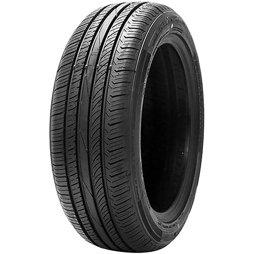 Schwarzer Autorreifen isoliert auf schwarzem Hintergrund, in einem Winkel dargestellt.
