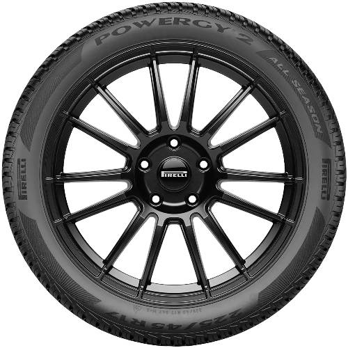 Schwarzer Pirelli-Autoreifen mit glänzendem Leichtmetallrad mit mehreren Speichen, von vorne gegen einen einfachen Hintergrund gezeigt.