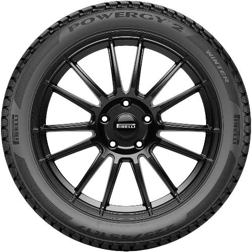Schwarzer Pirelli-Autoreifen und mehrspeichia Leichtmetallrad von vorne auf schwarzem Hintergrund gezeigt.