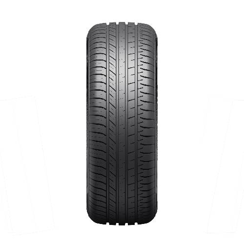 Vorderansicht eines schwarzen Autoreifens, zentriert auf dunklem Hintergrund, zeigt Lauffläche und Seitenwände.