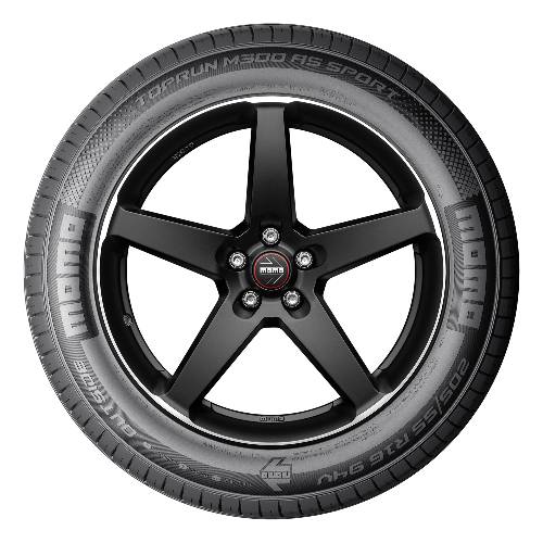 Schwarzes fünfspeichiges Autorad mit Michelin-Reifen auf schwarzem Hintergrund
