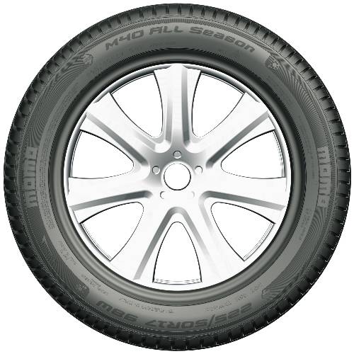 Nahaufnahme eines Autoreifen mit einer silbernen Leichtmetallfelge auf schwarzem Hintergrund.