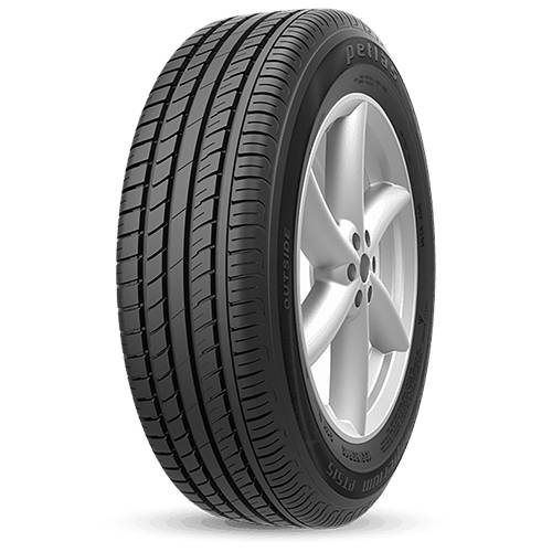 Ein schwarzer Autoreifen montiert auf einer silbernen Leichtmetallfelge, isoliert auf schwarzem Hintergrund dargestellt.