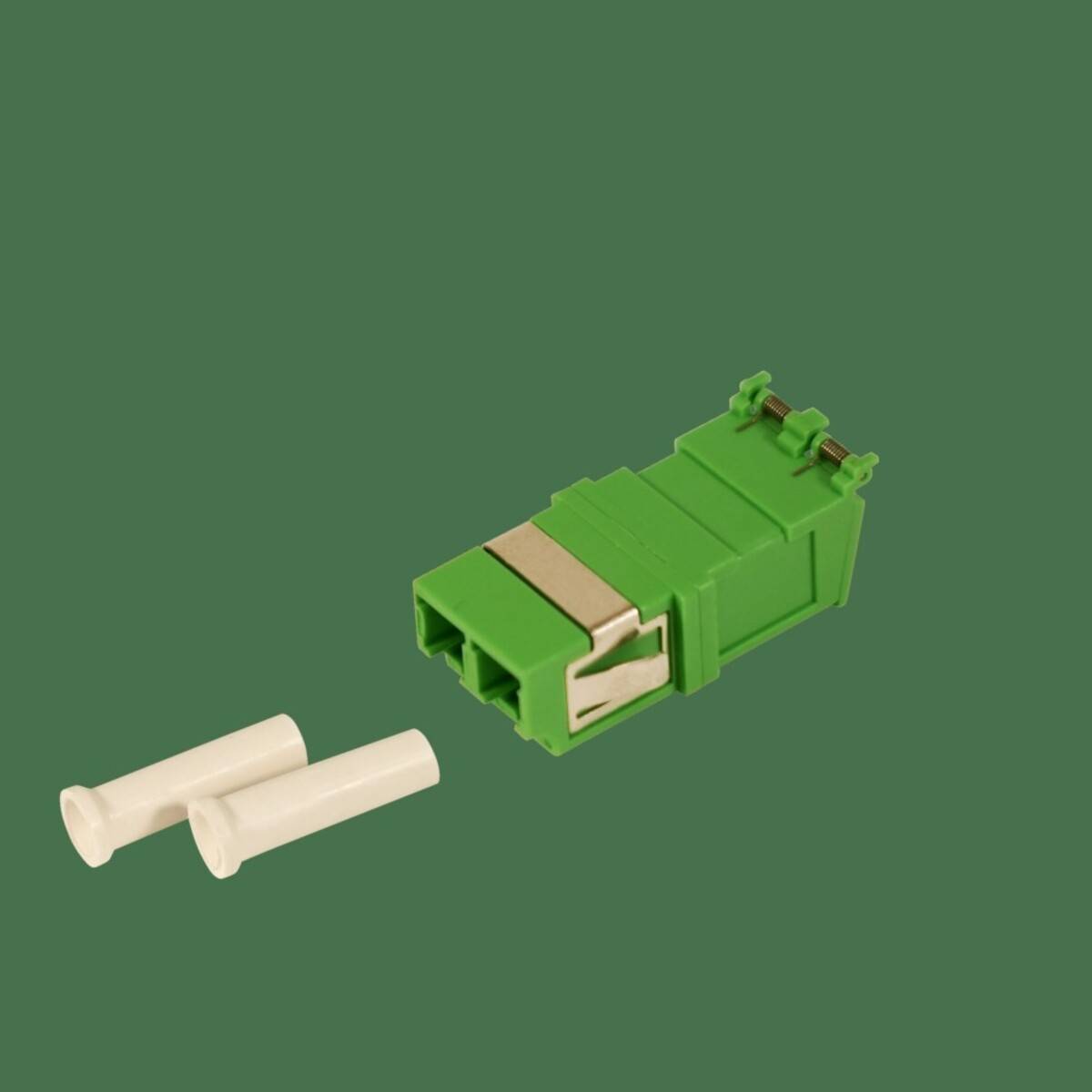 Grüner Glasfasersteckeradapter mit zwei weißen Schutzdeckeln auf einfachem grünem Hintergrund.