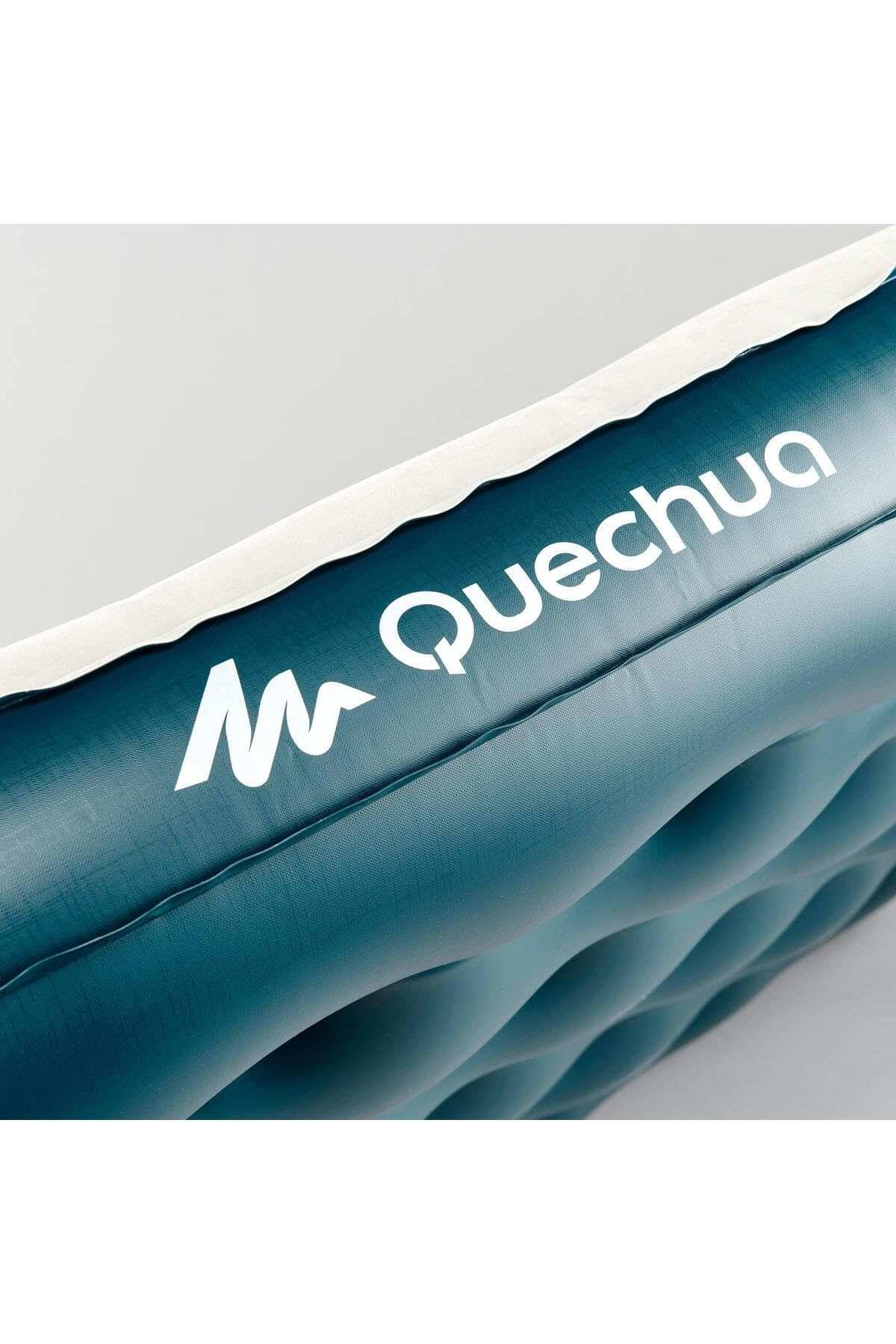Nahaufnahme einer blauen aufblasbaren Schlafmatte oder Matratze mit dem aufgedruckten Quechua-Logo.