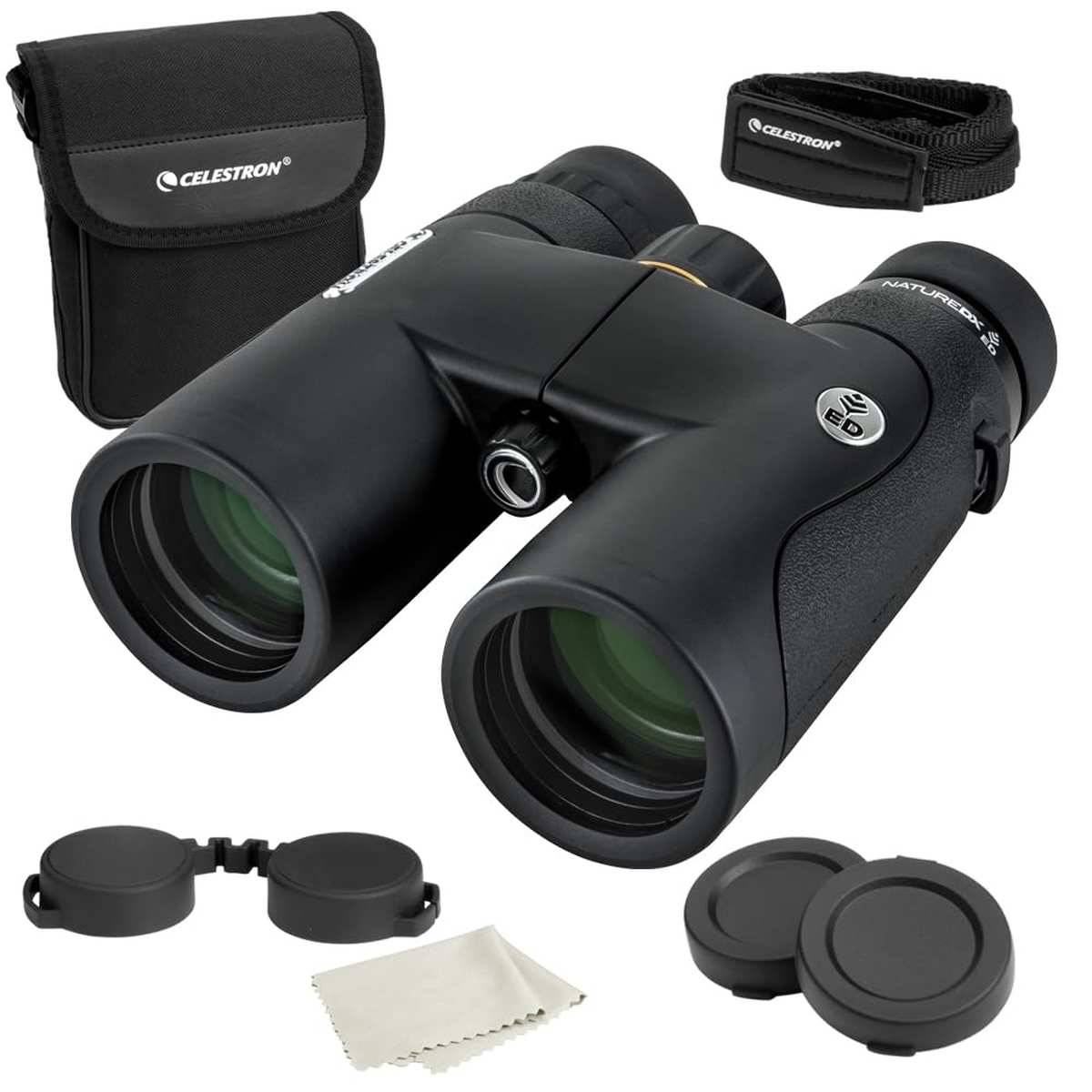 Schwarze Celestron-Ferngläser mit Tasche, Nackenriemen, Objektivdeckeln und Reinigungstuch auf weißem Hintergrund.