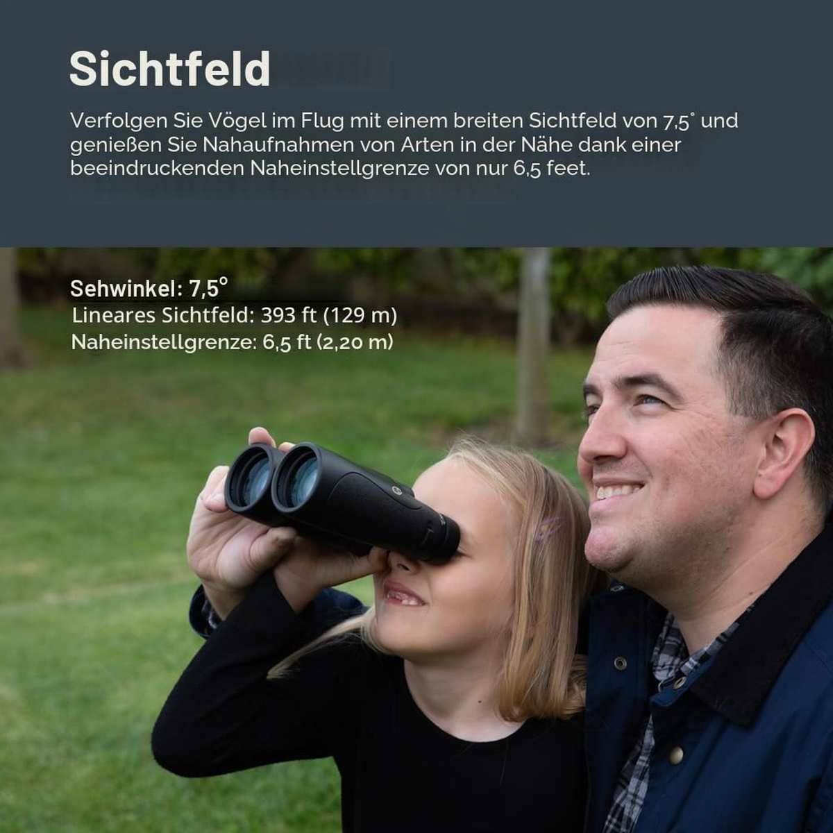 Werbebild mit zwei Personen, die Ferngläser im Freien verwenden, mit deutschem Text, der ein großes Sichtfeld hervorhebt: 7,5°, lineares Sichtfeld 393 ft (129 m), Nahfokussierung 6,5 ft (2,20 m).
