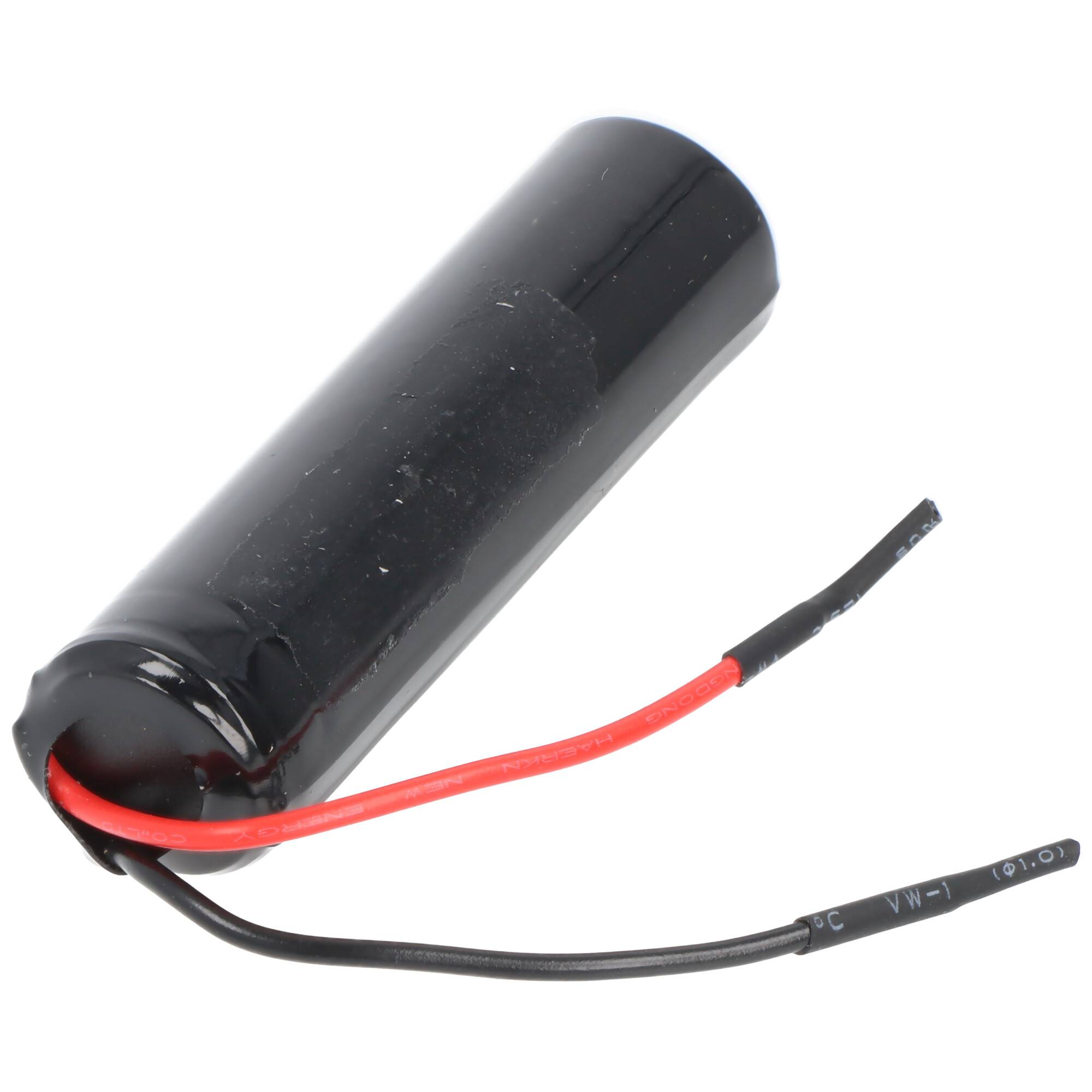 Schwarzes zylindrisches Batteriepak mit roten und schwarzen Drähten, die an einem Ende freiliegend auf weißem Hintergrund zu sehen sind.
