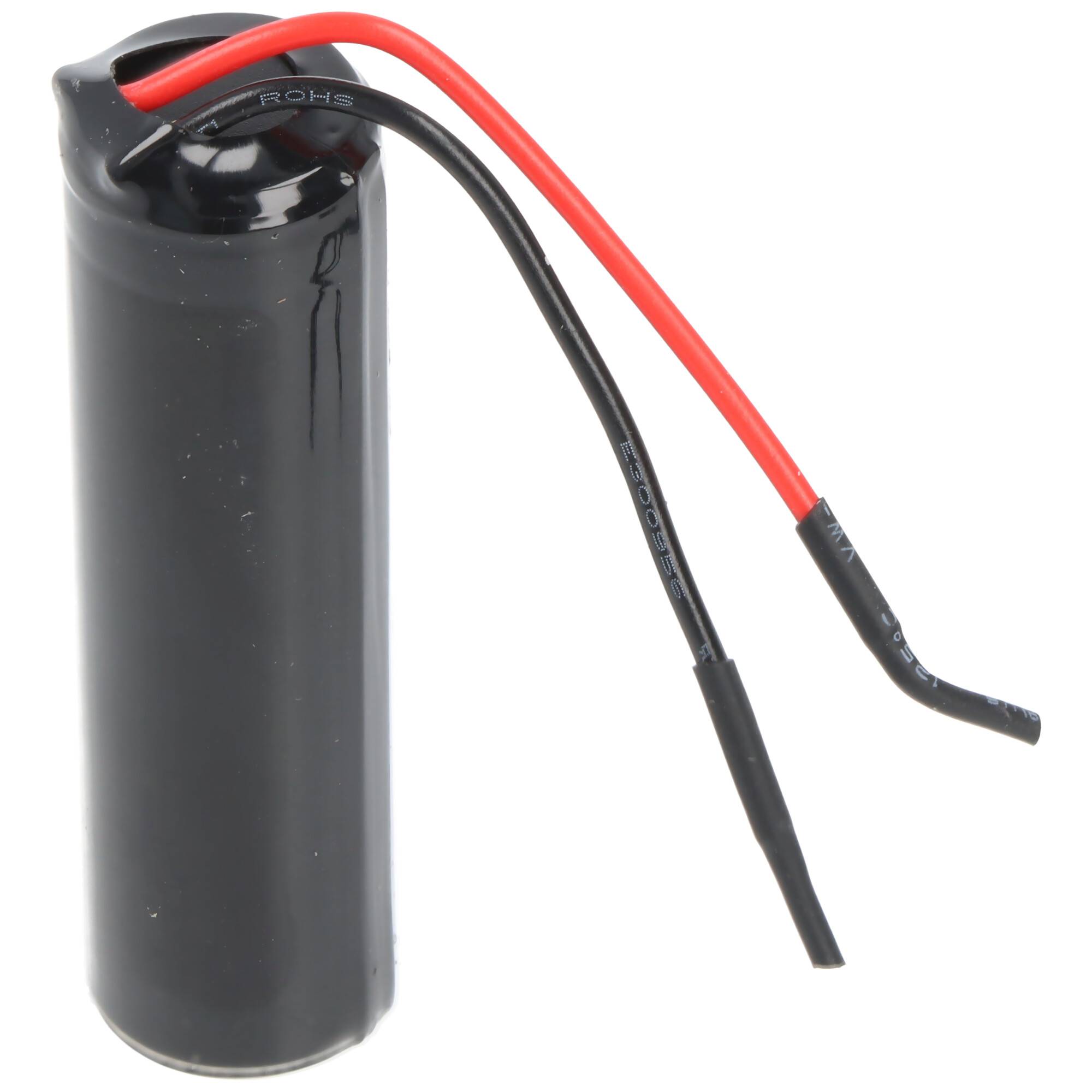 Schwarzes zylindrisches Batteriepak mit roten und schwarzen Leitungen, auf weißem Hintergrund dargestellt.