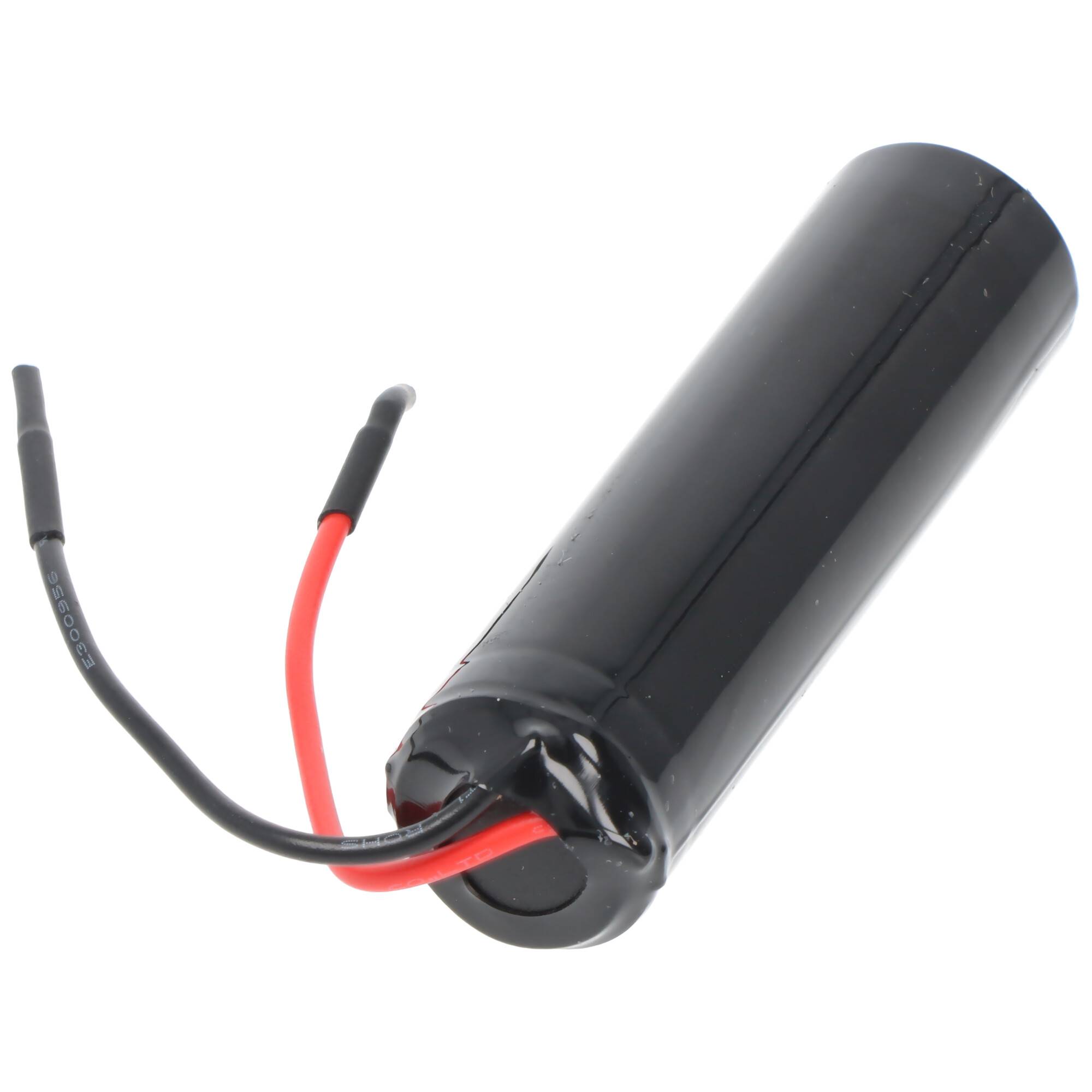 Schwarzes zylindrisches Batteriepaket mit roten und schwarzen Drähten, die von einem Ende auf weißem Hintergrund abstehen