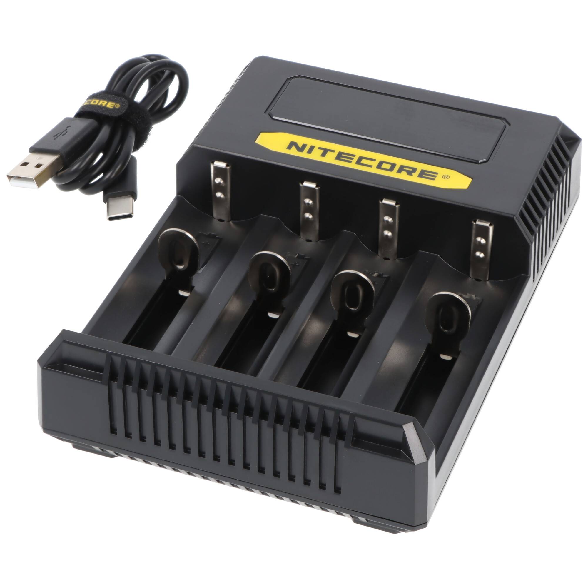 Nitecore Vier-Schacht-Akkuladegerät mit USB-Kabel, geöffnet dargestellt mit vier Ladeplätzen und Metallkontakten.