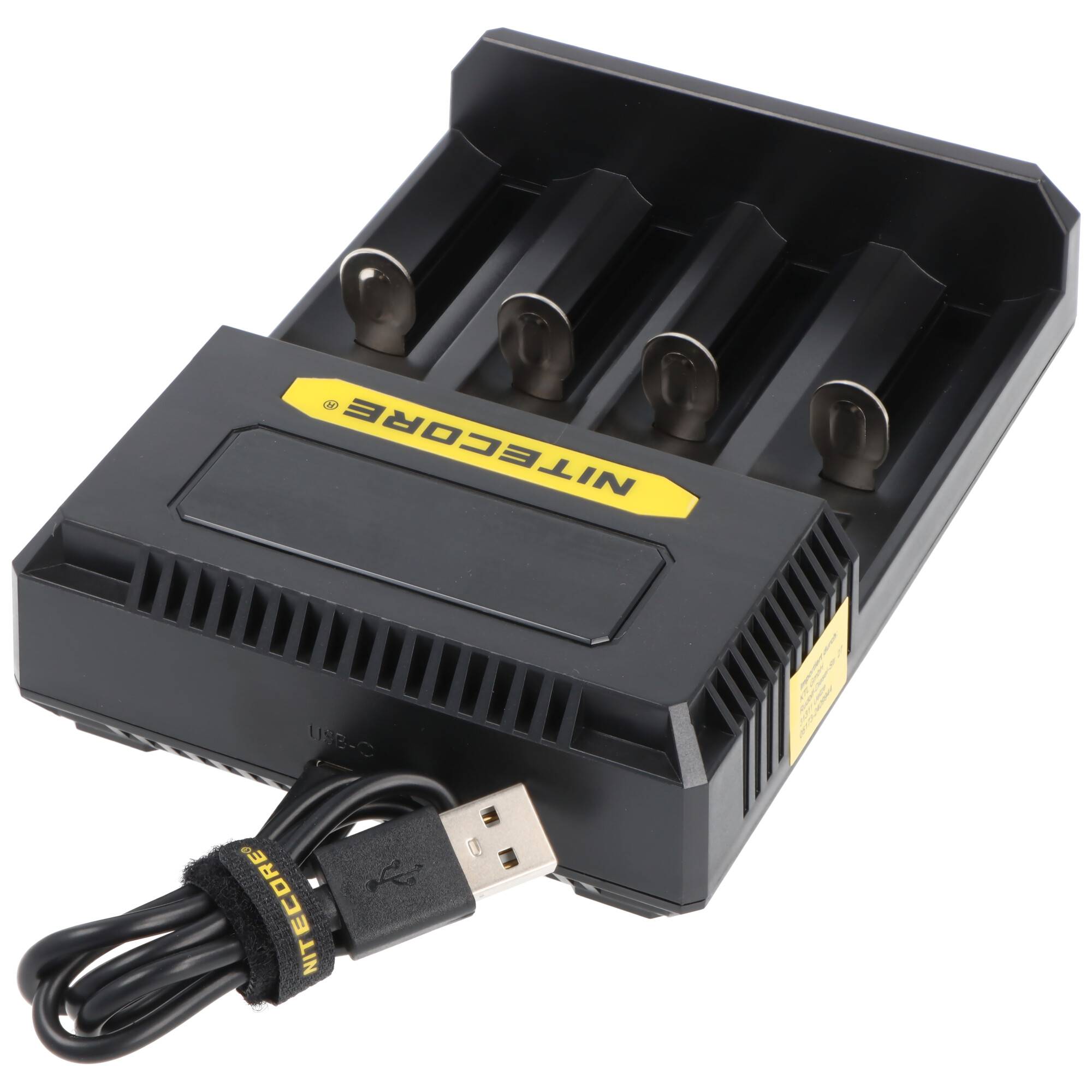 Schwarzes Nitecore USB-Batterieladegerät mit vier Steckplätzen und angeschlossenem USB-Kabel auf weißem Hintergrund.
