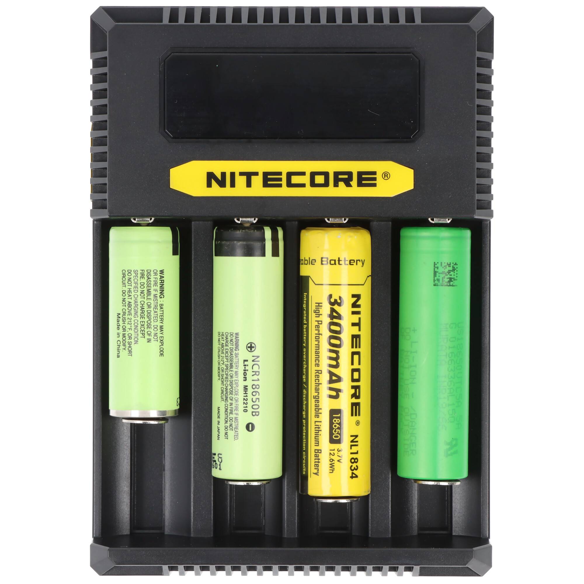 Nitecore Vier-Schacht-Ladegerät mit vier wiederaufladbaren zylindrischen Batterien, einer gelben Nitecore 3400-mAh-Zelle und drei grünen Zellen.