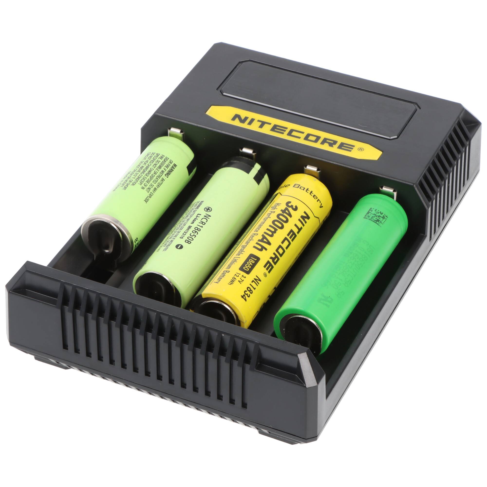 Nitecore Batterieladegerät mit vier zylindrischen wiederaufladbaren Batterien in einem schwarzen Ladefach.