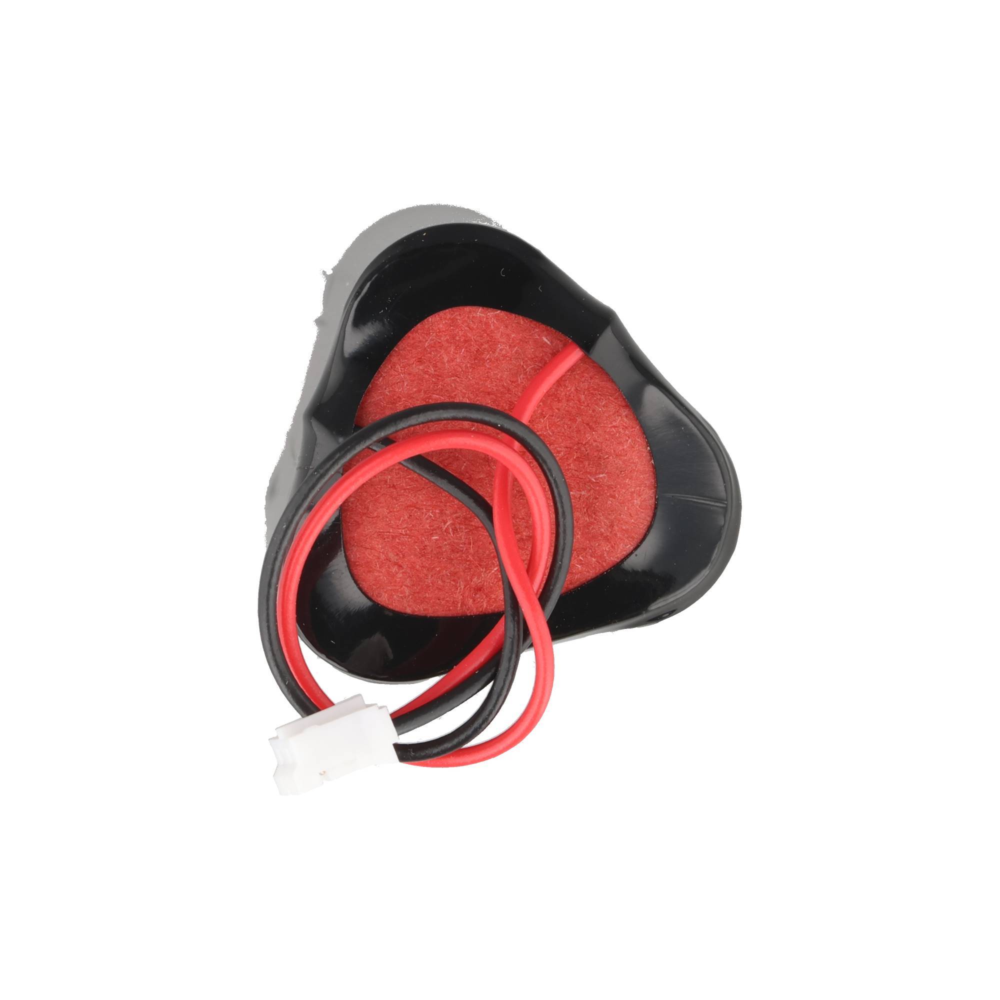 Kleines schwarzes Batteriepak mit rotem Polster und angebrachten rot-schwarzen Drähten, die in einem weißen Stecker enden.