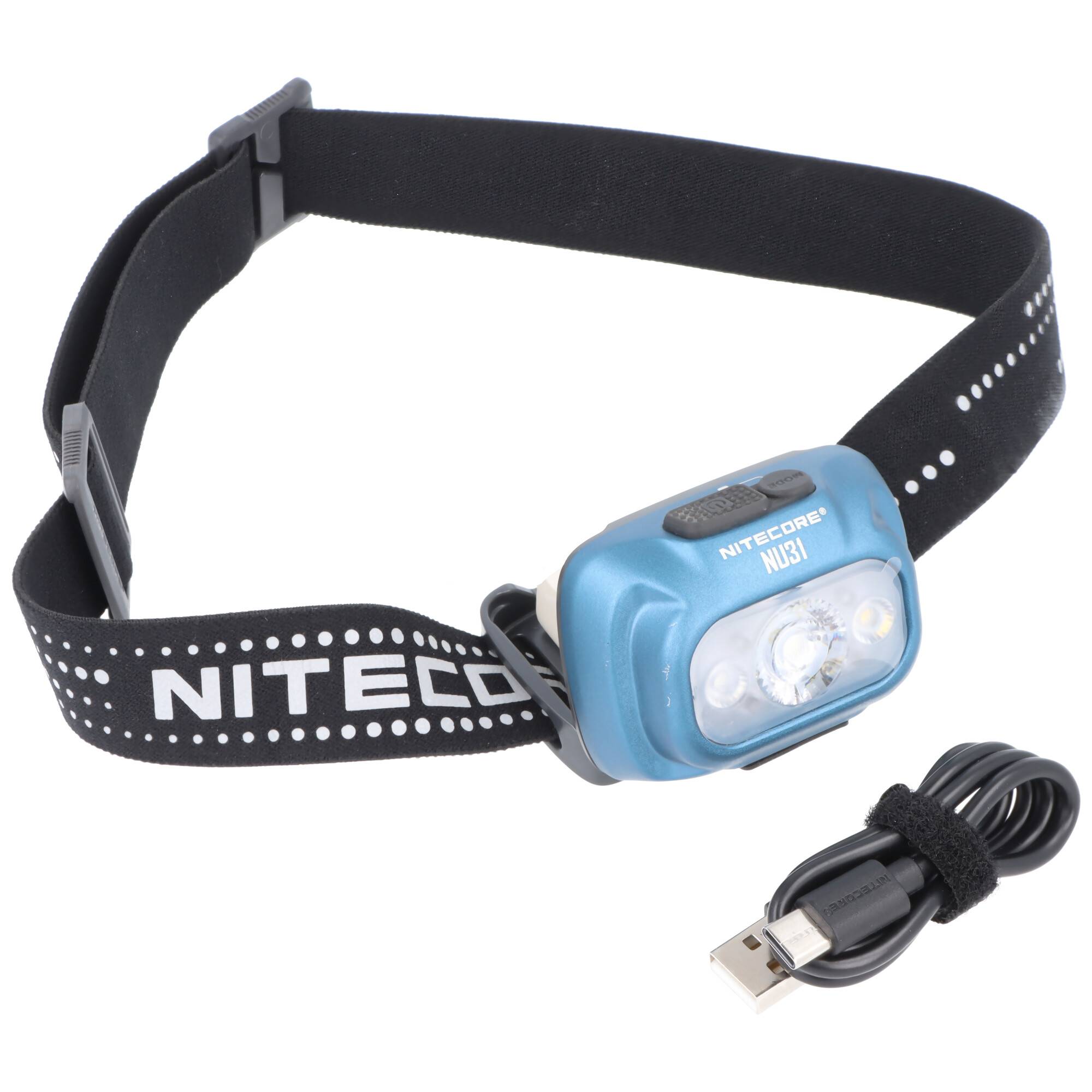 Blaue Nitecore-Stirnlampe mit verstellbarem schwarzem Riemen und USB-Ladekabel auf weißem Hintergrund dargestellt.