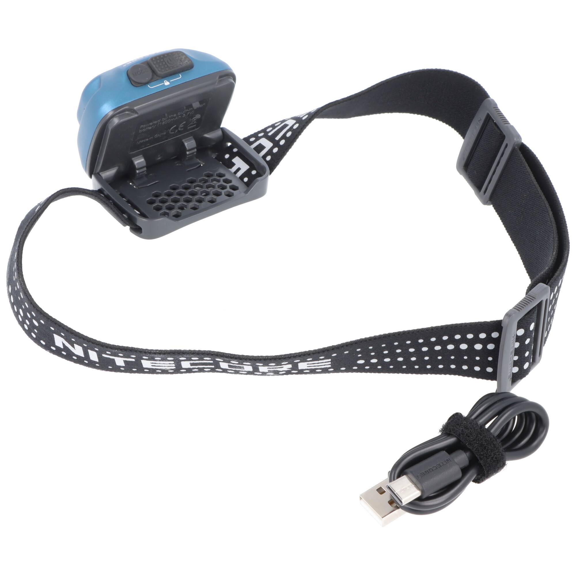 Blaue Stirnlampe mit verstellbarem elastischem Kopfband und angebrachtem USB-Ladekabel auf weißem Hintergrund.