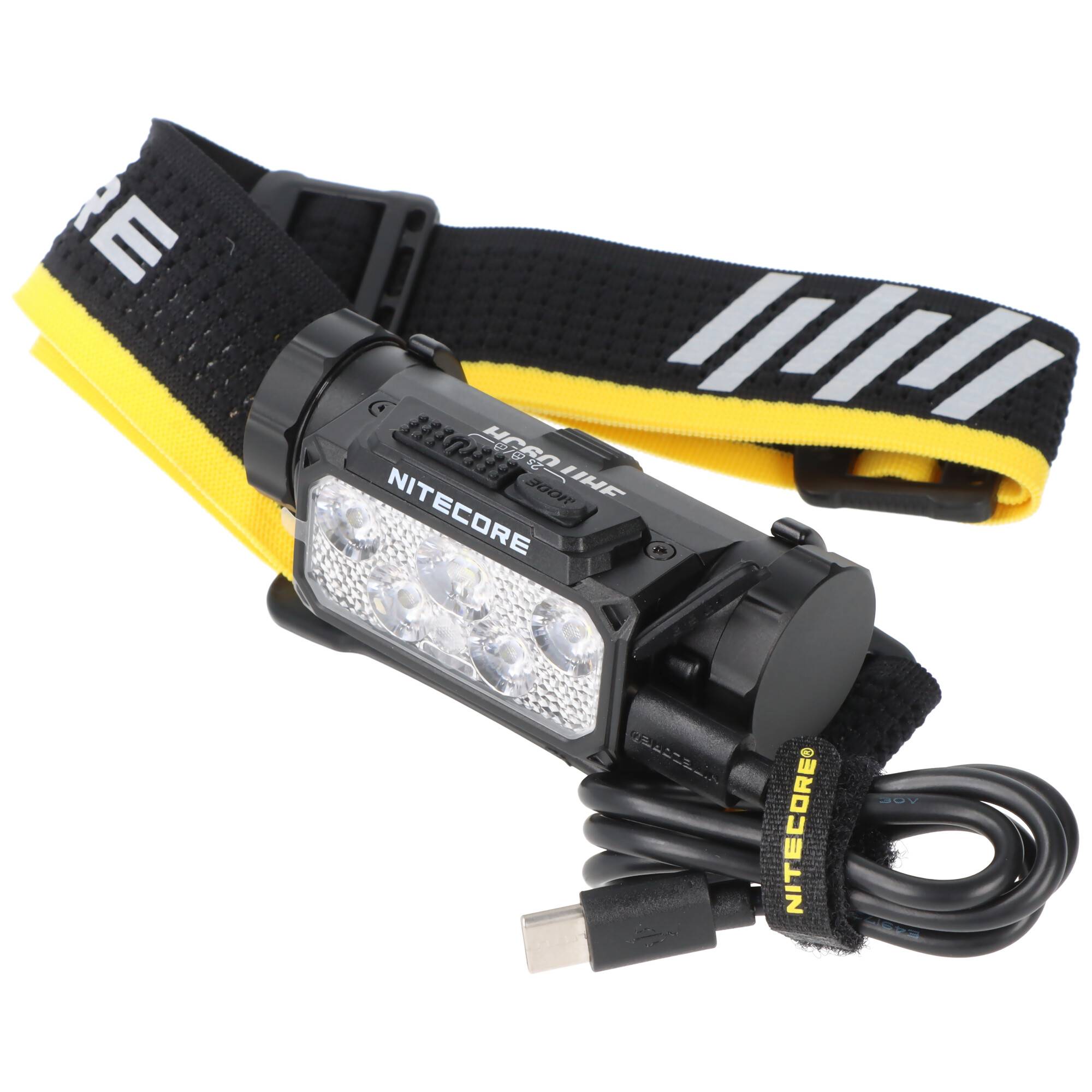 Schwarze NITECORE-Stirnlampe mit verstellbarem elastischem Riemen, LED-Leuchtengehäuse und angeschlossenem USB-Ladekabel