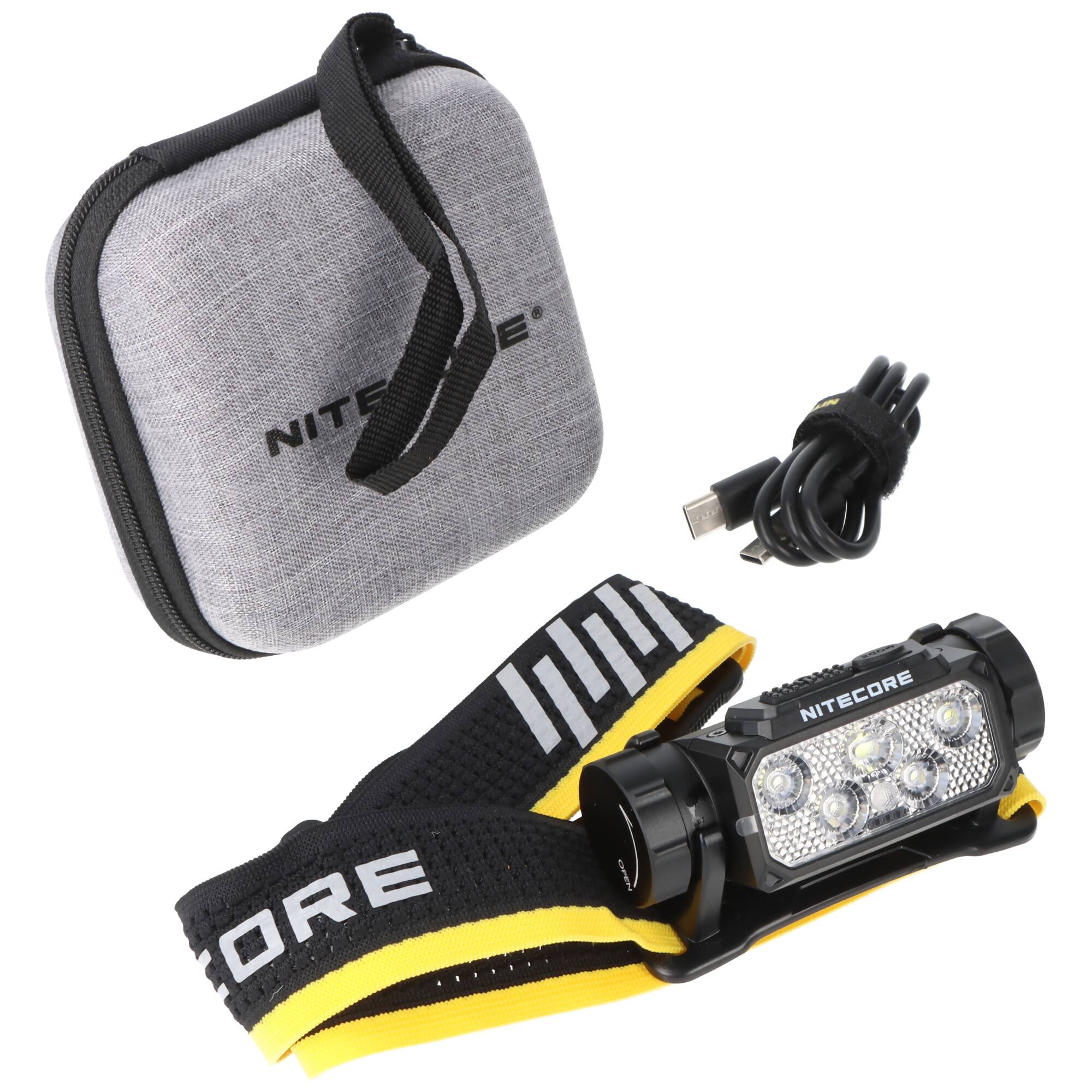 Nitecore-Stirnlampen-Set mit verstellbarem Riemen, USB-Ladekabel und Reißverschluss-Tragetasche auf weißem Hintergrund.