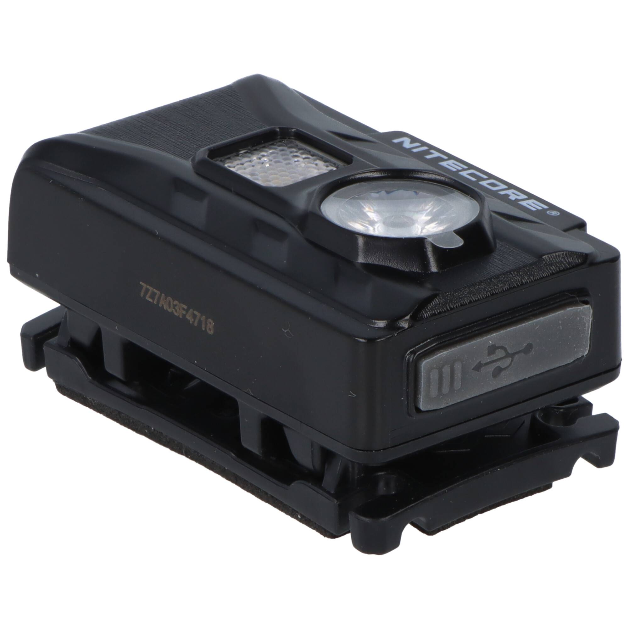 Schwarze Nitecore wiederaufladbare LED-Leuchte mit Clip und USB-Ladeanschluss, dargestellt auf weißem Hintergrund.