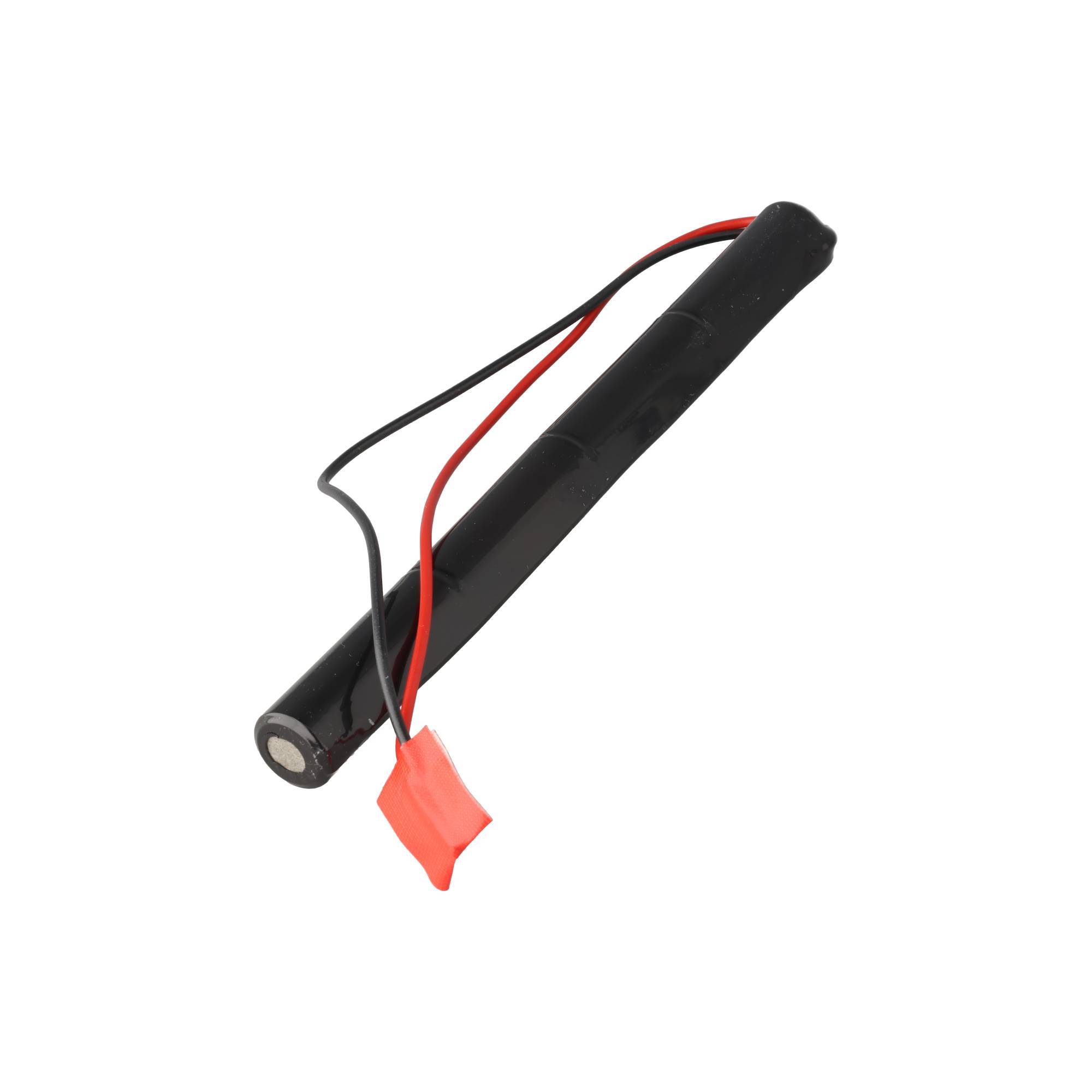 Schwarzes zylindrisches Batteriepaket mit roten und schwarzen Kabeln und einem roten Steckverbinder auf weißem Hintergrund