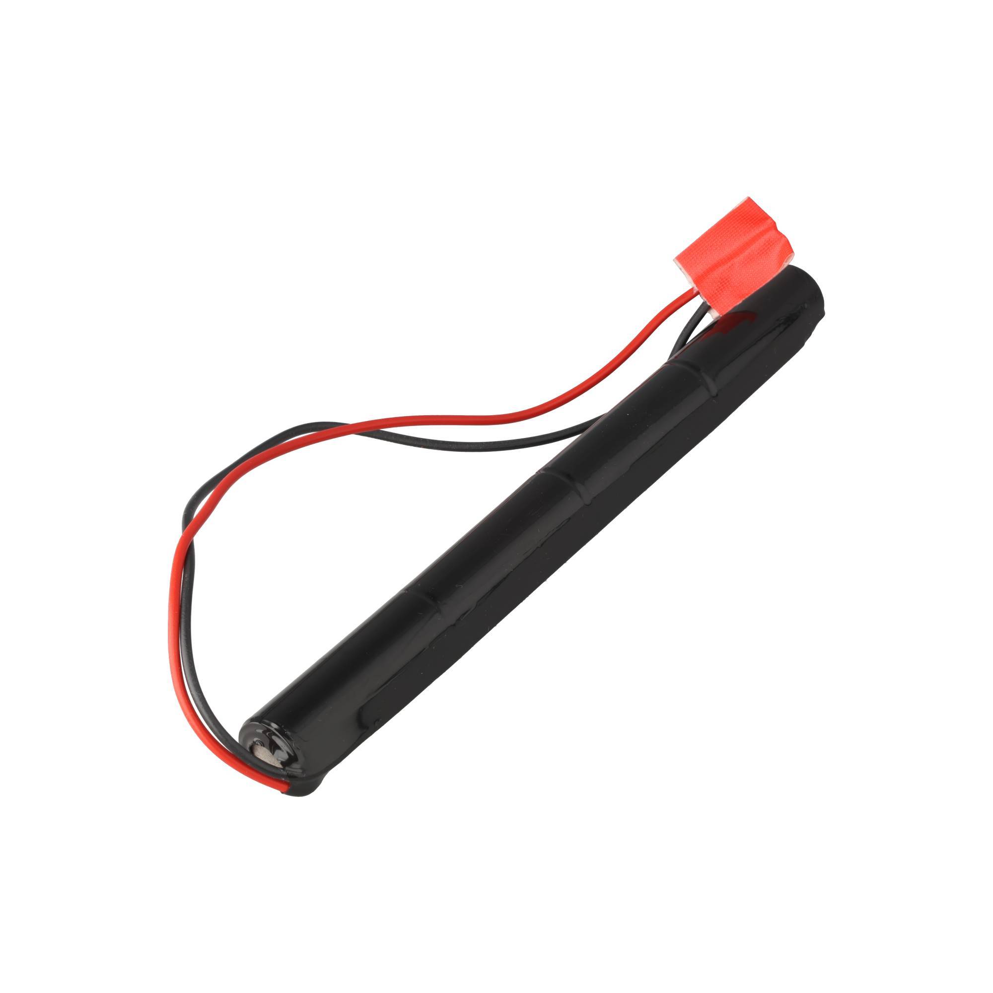 Schwarzes zylindrisches Batteriepaket mit roten und schwarzen Kabeln und einem roten Stecker auf weißem Hintergrund