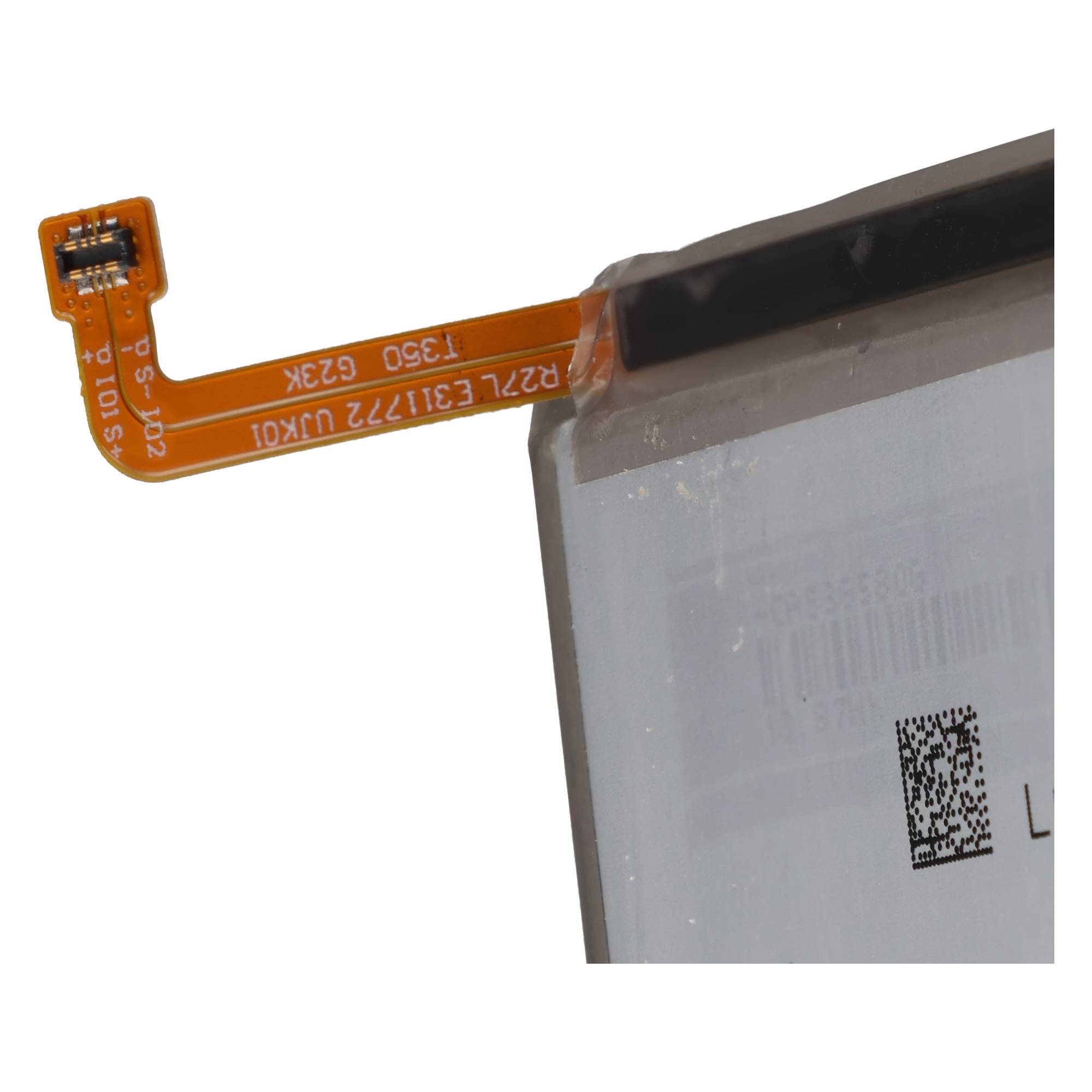 Nahaufnahme einer Gerätebatterie mit einem orangefarbenen flexiblen Flachbandkabel und Stecker am oberen Rand befestigt.