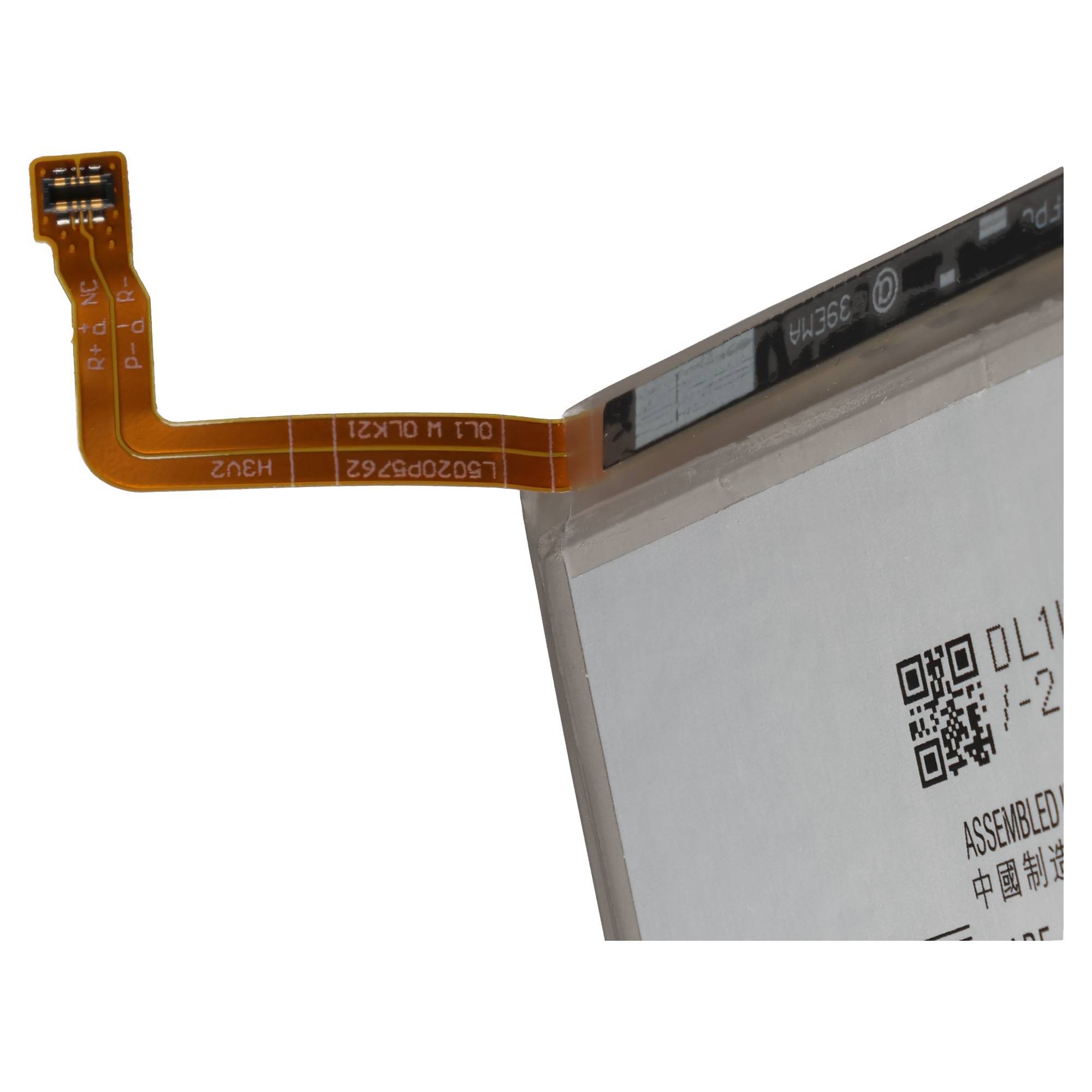 Nahaufnahme einer Gerätebatterie mit einem angebrachten orangefarbenen flexiblen Bandverbinder, auf dem ein QR-Code und ein gedrucktes Montageetikett zu sehen sind.