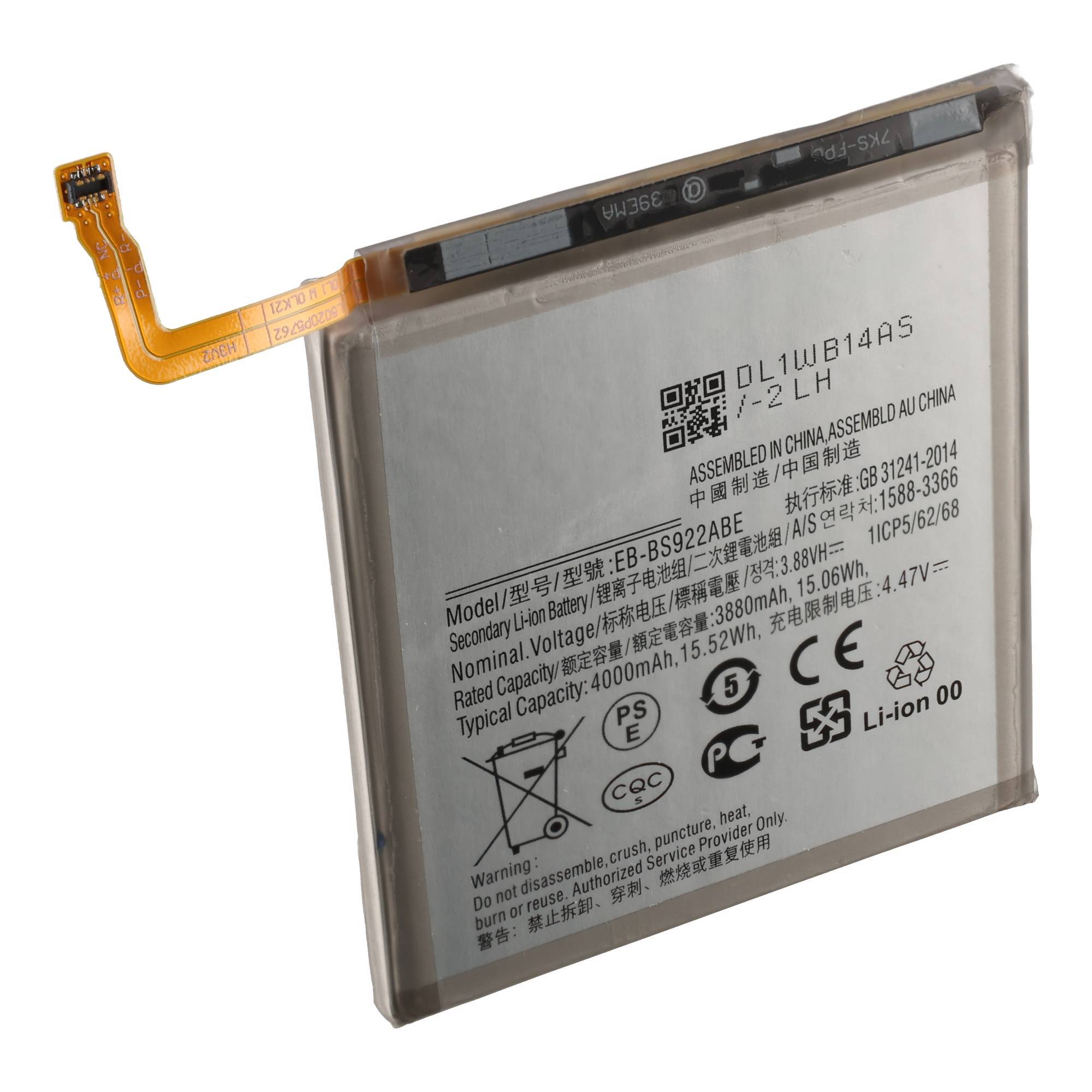 Smartphone-Akku mit einem orangefarbenen Stecker-Band und gedruckten Sicherheits- und Kapazitätsetiketten auf einem silbernen Gehäuse.